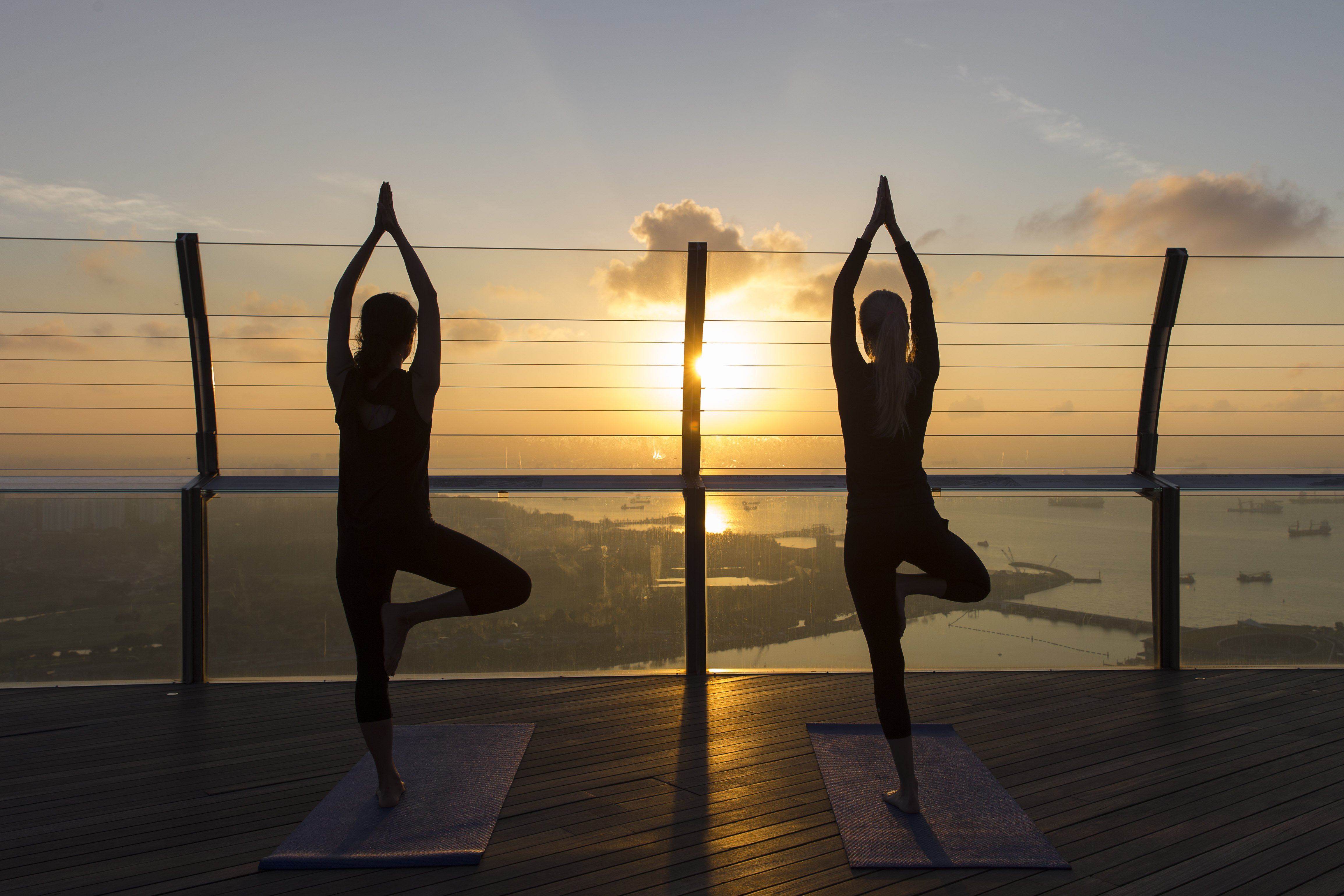 屋上のオブザベーションデッキにてサンライズヨガ